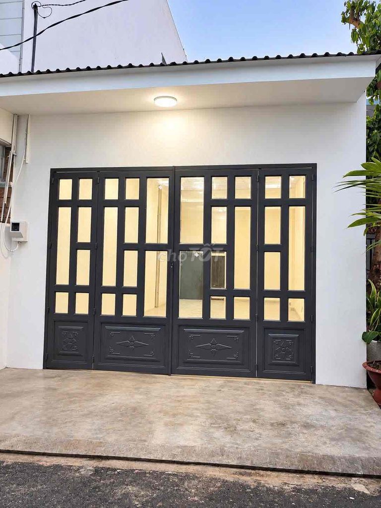 Rent the entire Âu Cơ street-- 100 M2-- the auto alley-- the newly painted house.