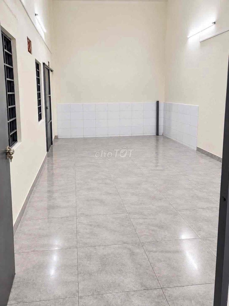 Rent the entire Âu Cơ street-- 100 M2-- the auto alley-- the newly painted house.
