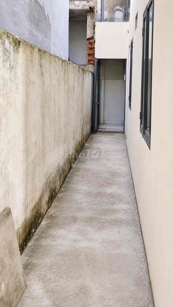 Rent the entire Âu Cơ street-- 100 M2-- the auto alley-- the newly painted house.