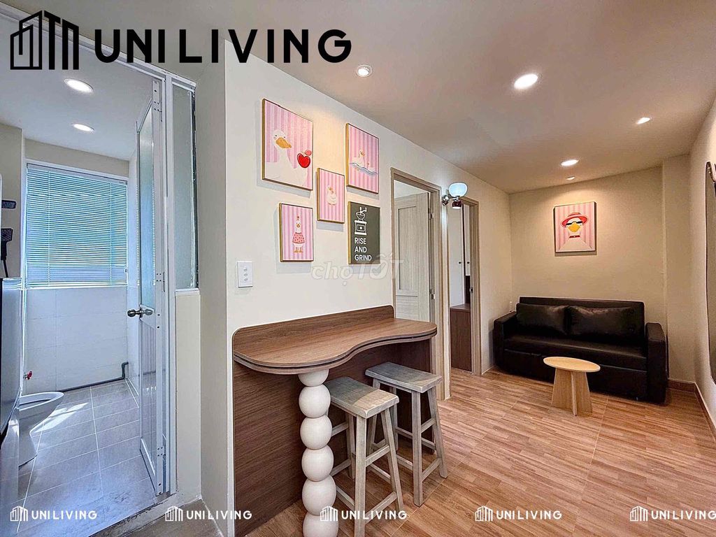 It's the owner who rents a two-size furniture room through the third district.