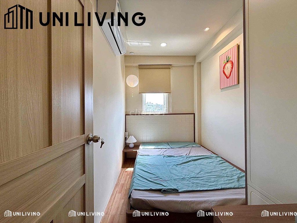 It's the owner who rents a two-size furniture room through the third district.