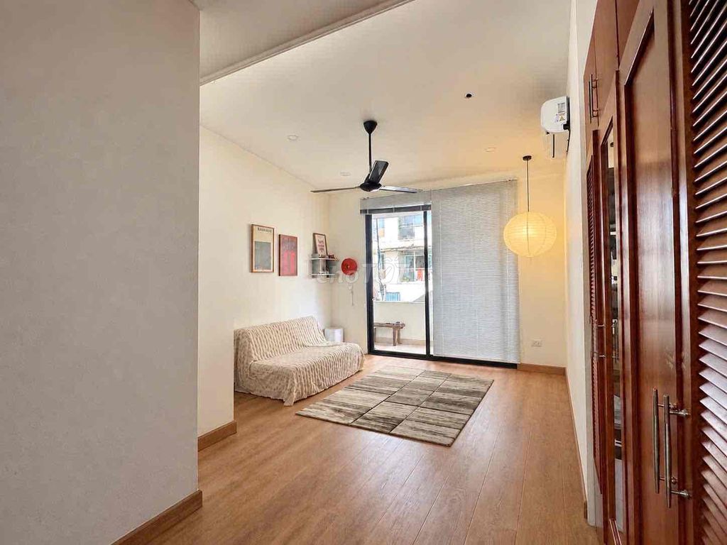 The service apartment has a woody taste - a friendly pet - right next to sala