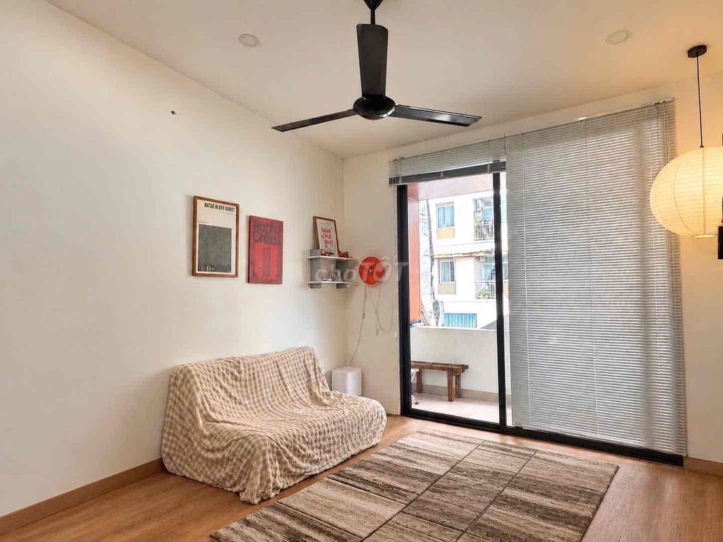 The service apartment has a woody taste - a friendly pet - right next to sala