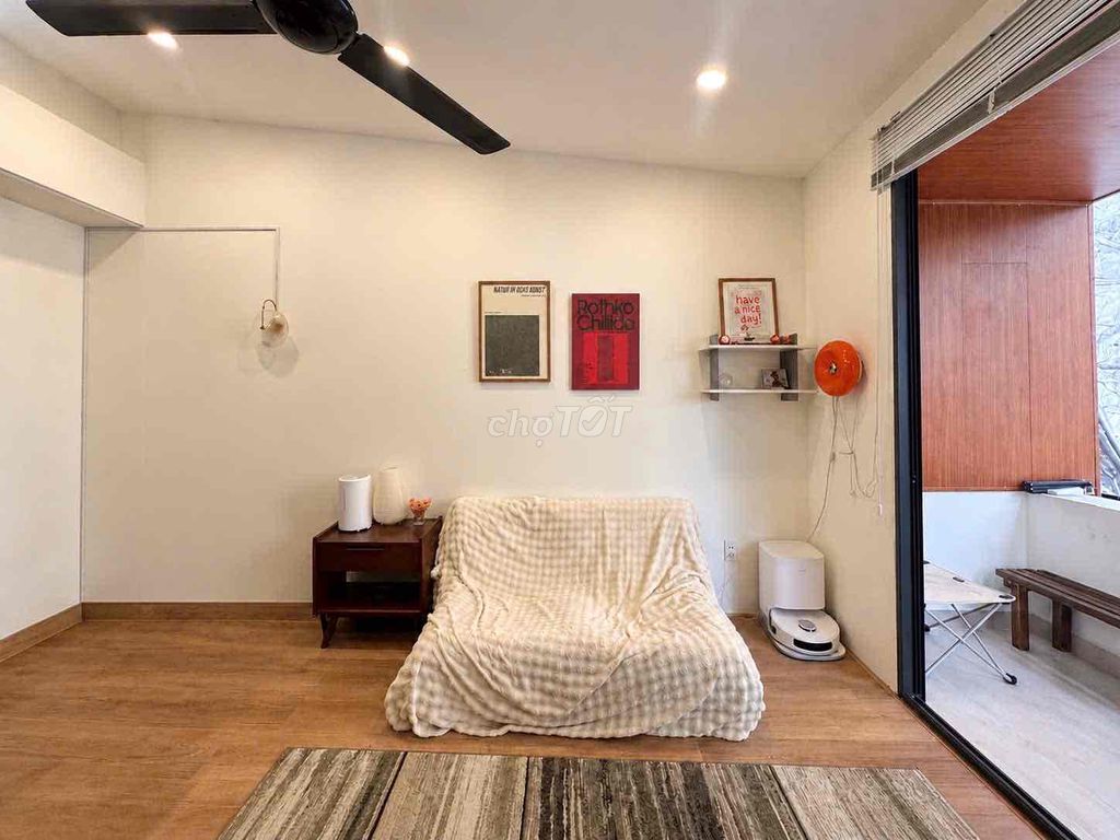 The service apartment has a woody taste - a friendly pet - right next to sala