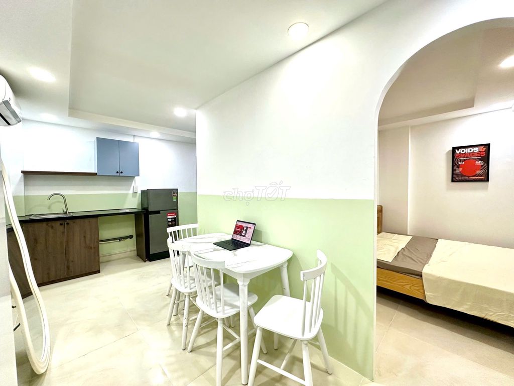 The owner quickly rented two bedrooms near the rich stadium.