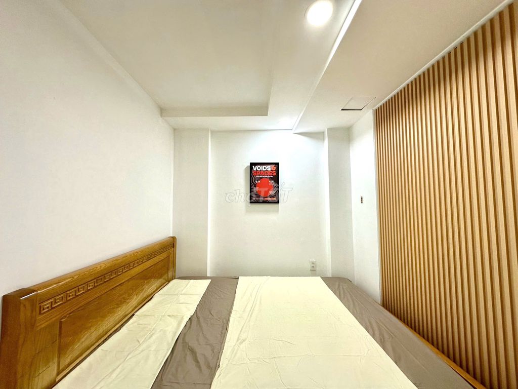 The owner quickly rented two bedrooms near the rich stadium.