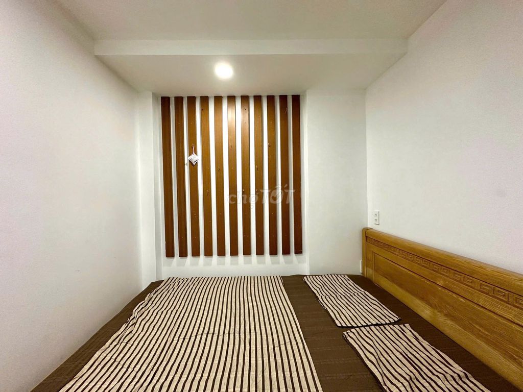 The owner quickly rented two bedrooms near the rich stadium.