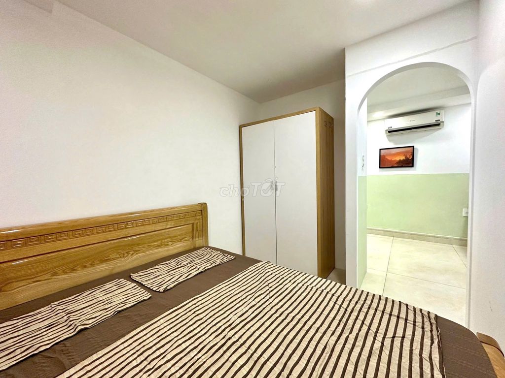 The owner quickly rented two bedrooms near the rich stadium.