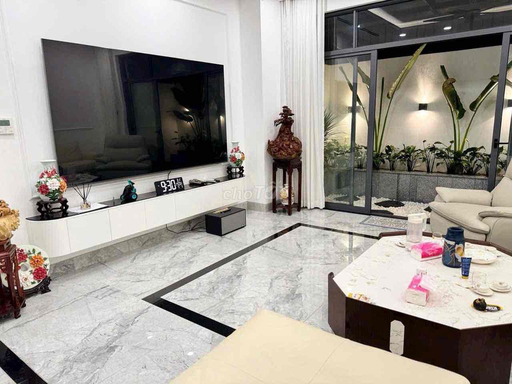 Rent the entire interior for 37 million a month