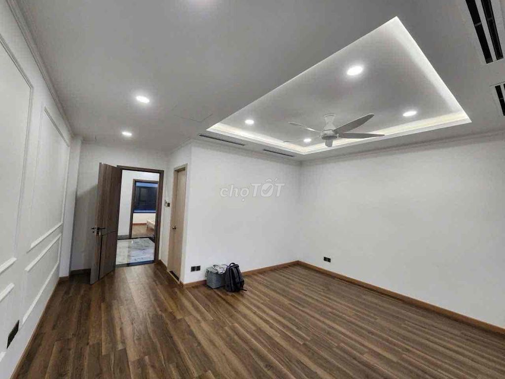Rent the entire interior for 37 million a month