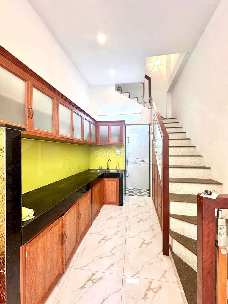 Renting the entire Vĩnh Khánh alley, 4th.