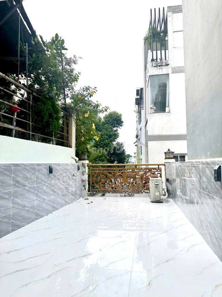 Renting the entire Vĩnh Khánh alley, 4th.