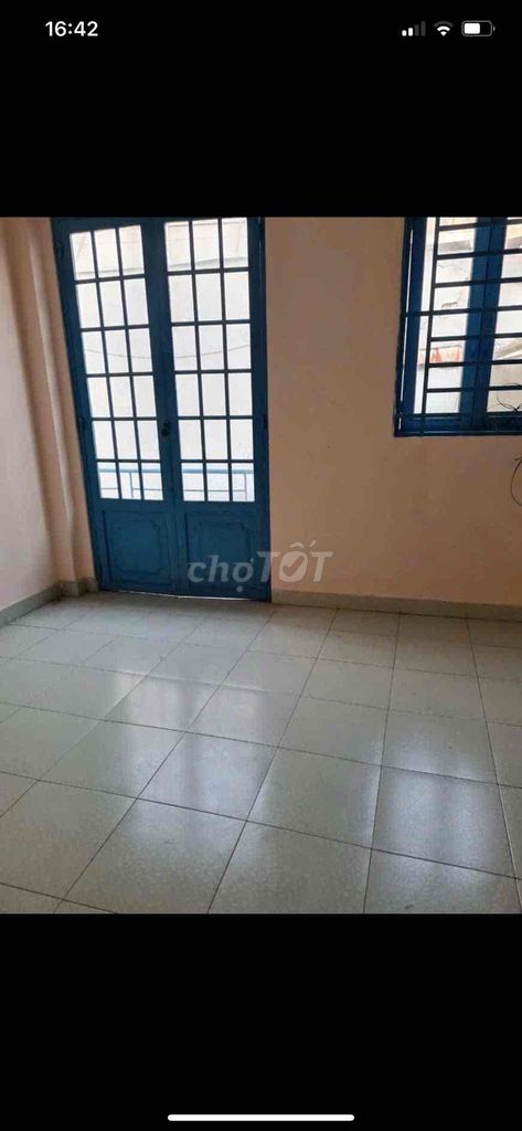 Rent an entire Nguyễn Hữu Cảnh County street.