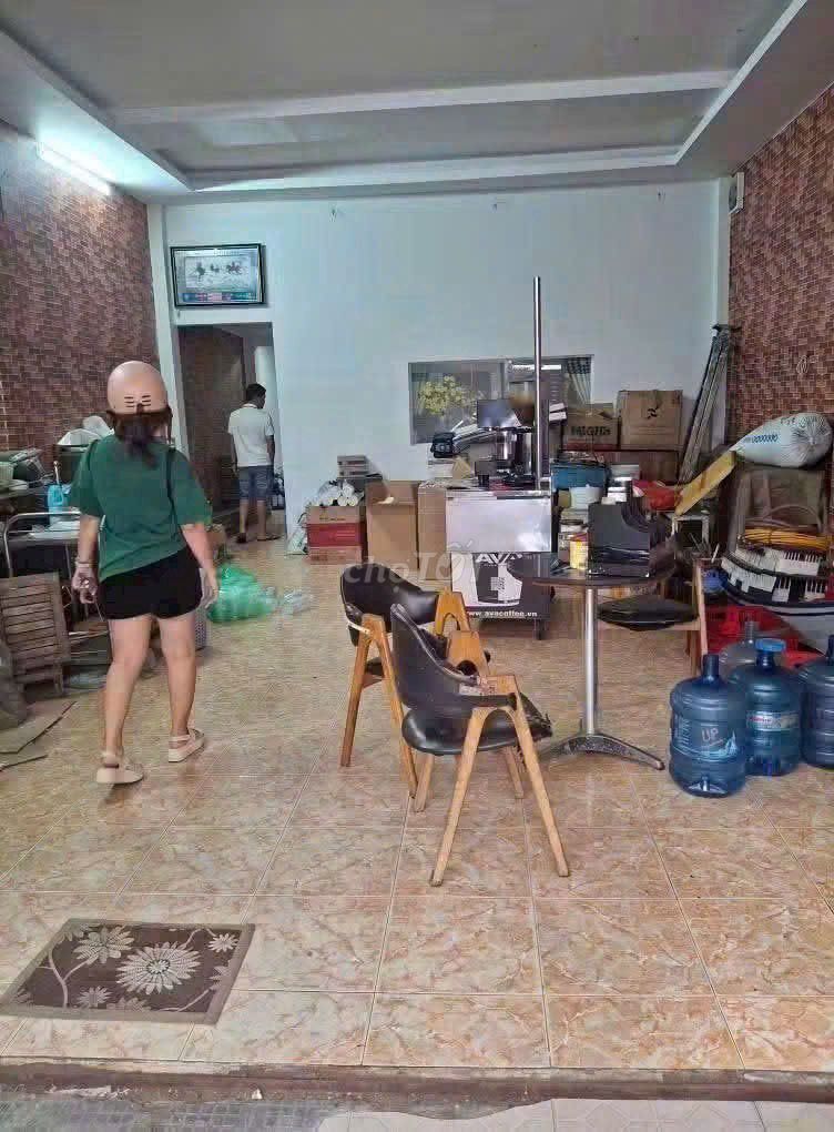 I'll rent a house. 6 x 16 meters cast 3 bedrooms. Seven meters down.
