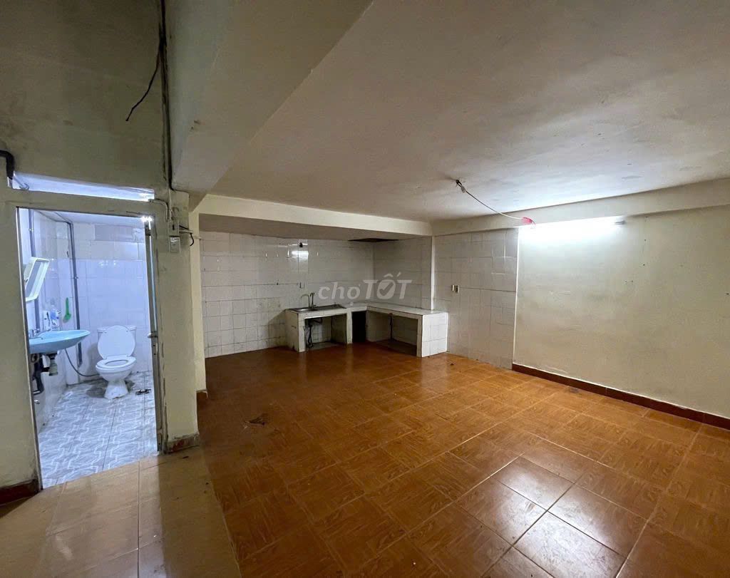 The cause is 5 x 20 meters in front of Phạm Văn Bạch just 17 million. A shop, spa, storage.