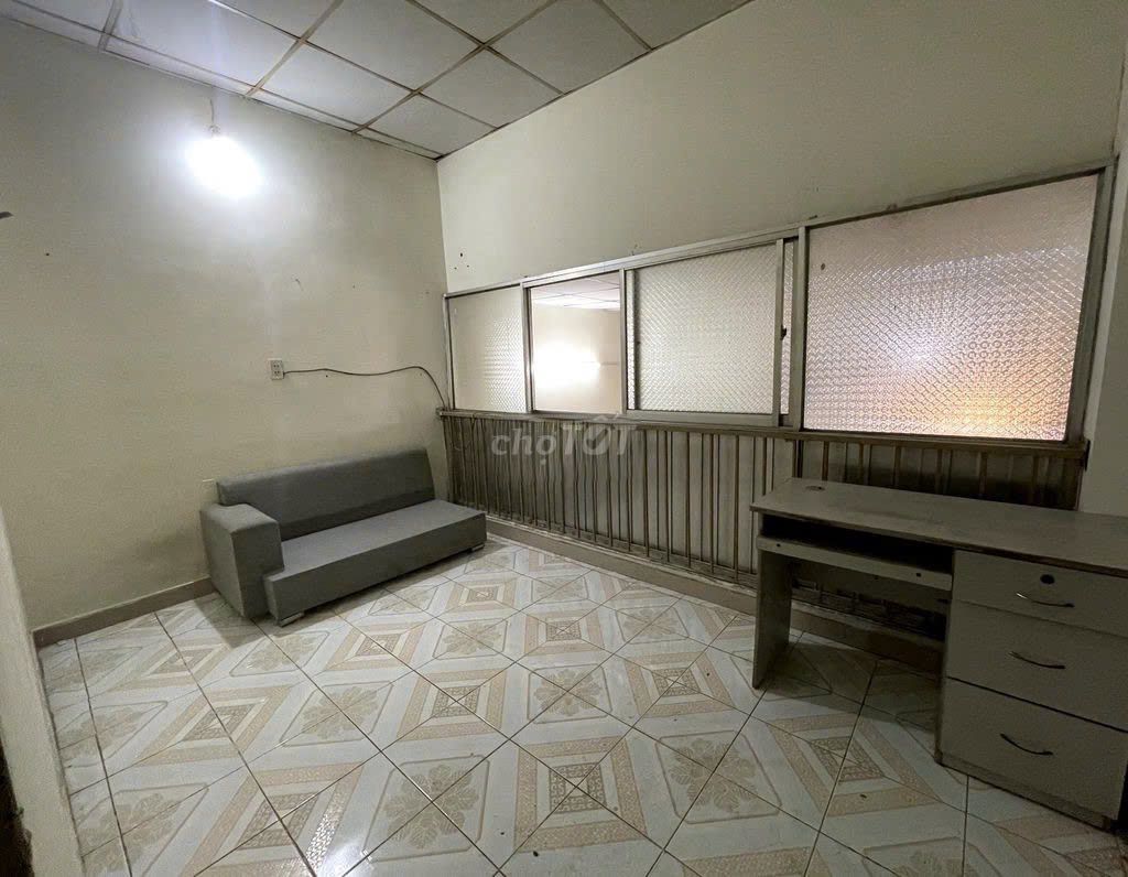 The cause is 5 x 20 meters in front of Phạm Văn Bạch just 17 million. A shop, spa, storage.