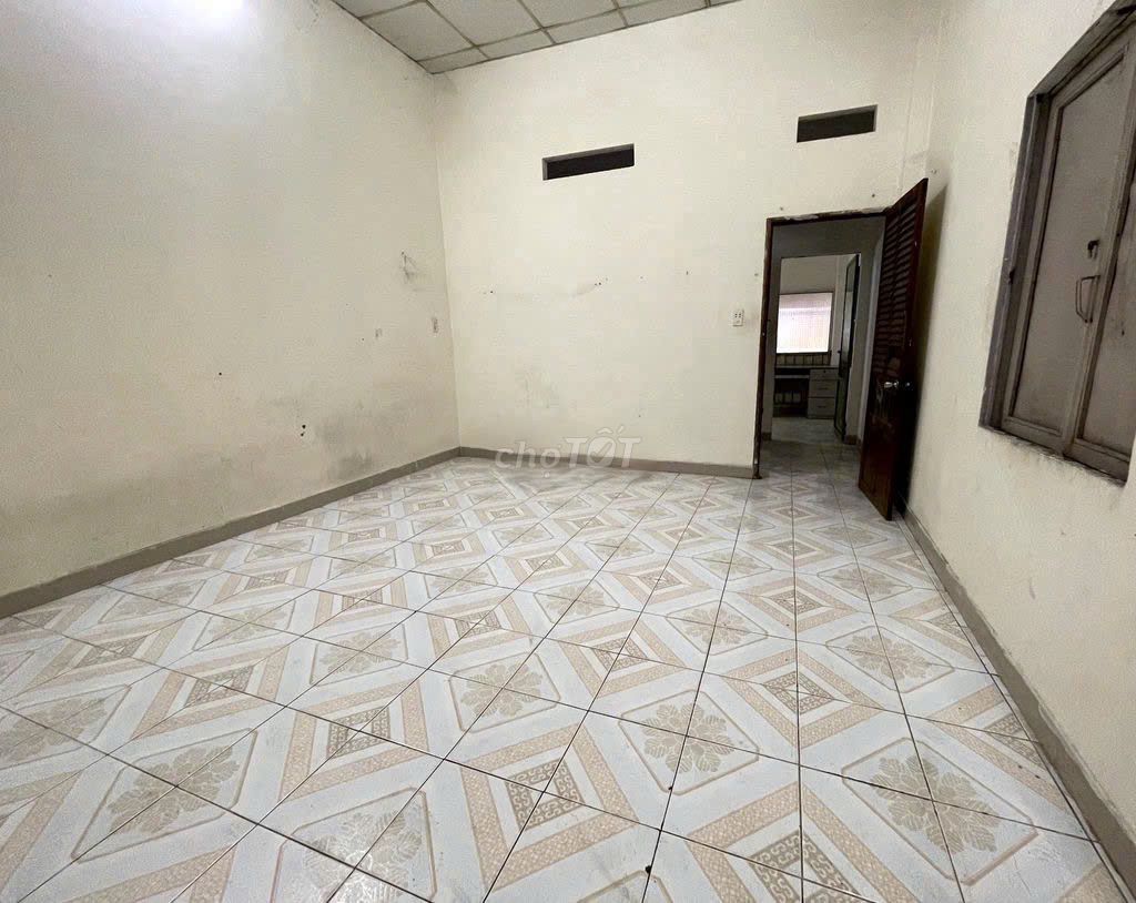 The cause is 5 x 20 meters in front of Phạm Văn Bạch just 17 million. A shop, spa, storage.