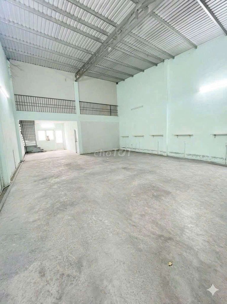 We'll rent the warehouse 8 x 18 meters, double bedroom 2 Y-shaped toilets right at Tây Thạnh.