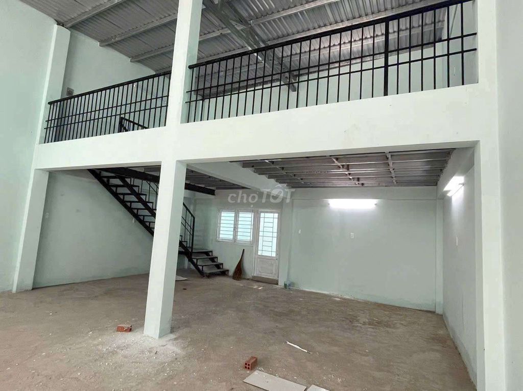We'll rent the warehouse 8 x 18 meters, double bedroom 2 Y-shaped toilets right at Tây Thạnh.