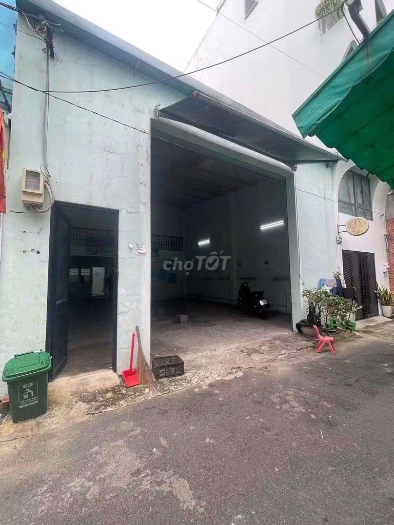 We'll rent the warehouse 8 x 18 meters, double bedroom 2 Y-shaped toilets right at Tây Thạnh.