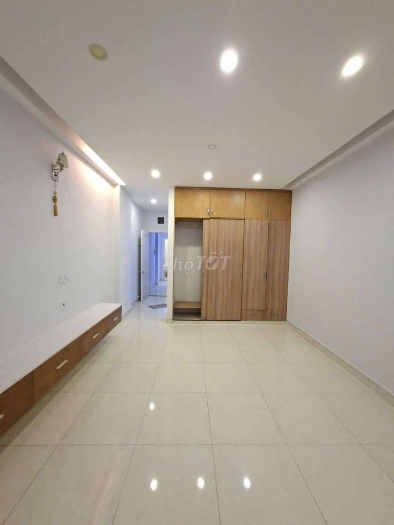 Nice four-story-five bedroom, six toilets-- no service apartment-- 18 million.