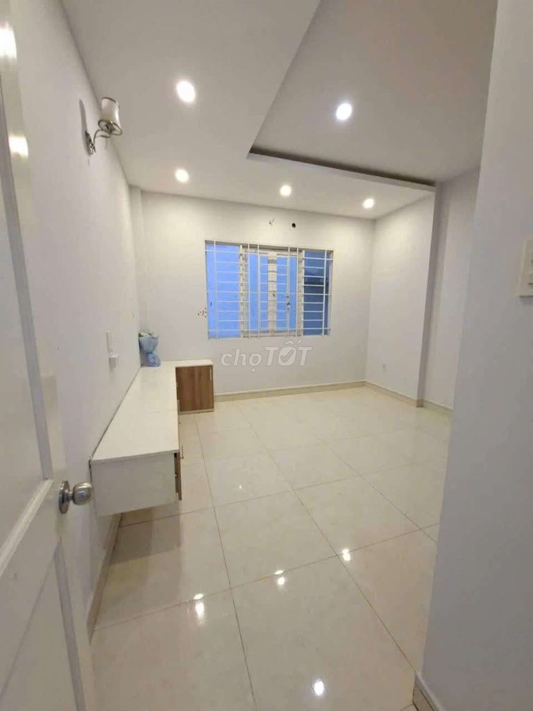 Nice four-story-five bedroom, six toilets-- no service apartment-- 18 million.