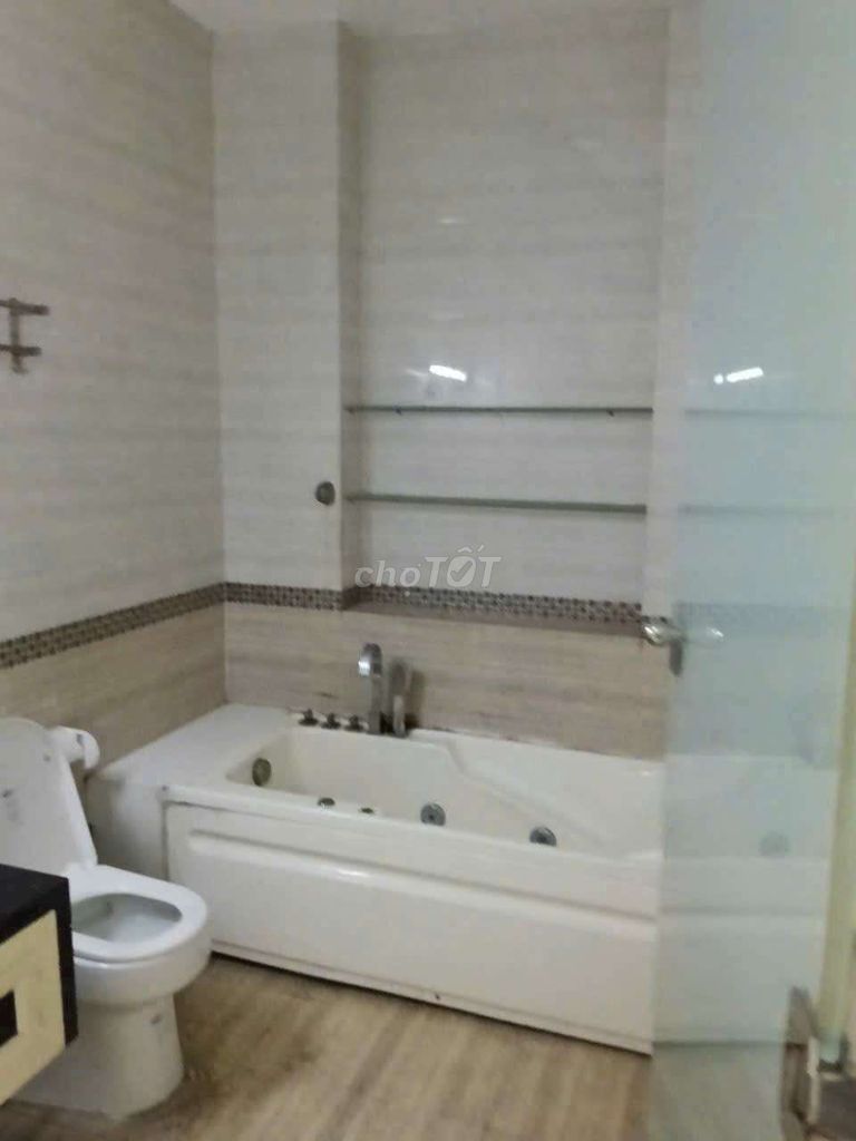 Nice four-story-five bedroom, six toilets-- no service apartment-- 18 million.