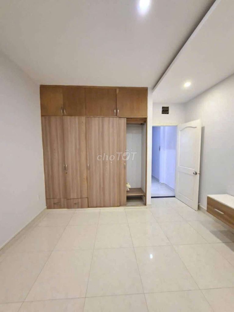 Nice four-story-five bedroom, six toilets-- no service apartment-- 18 million.