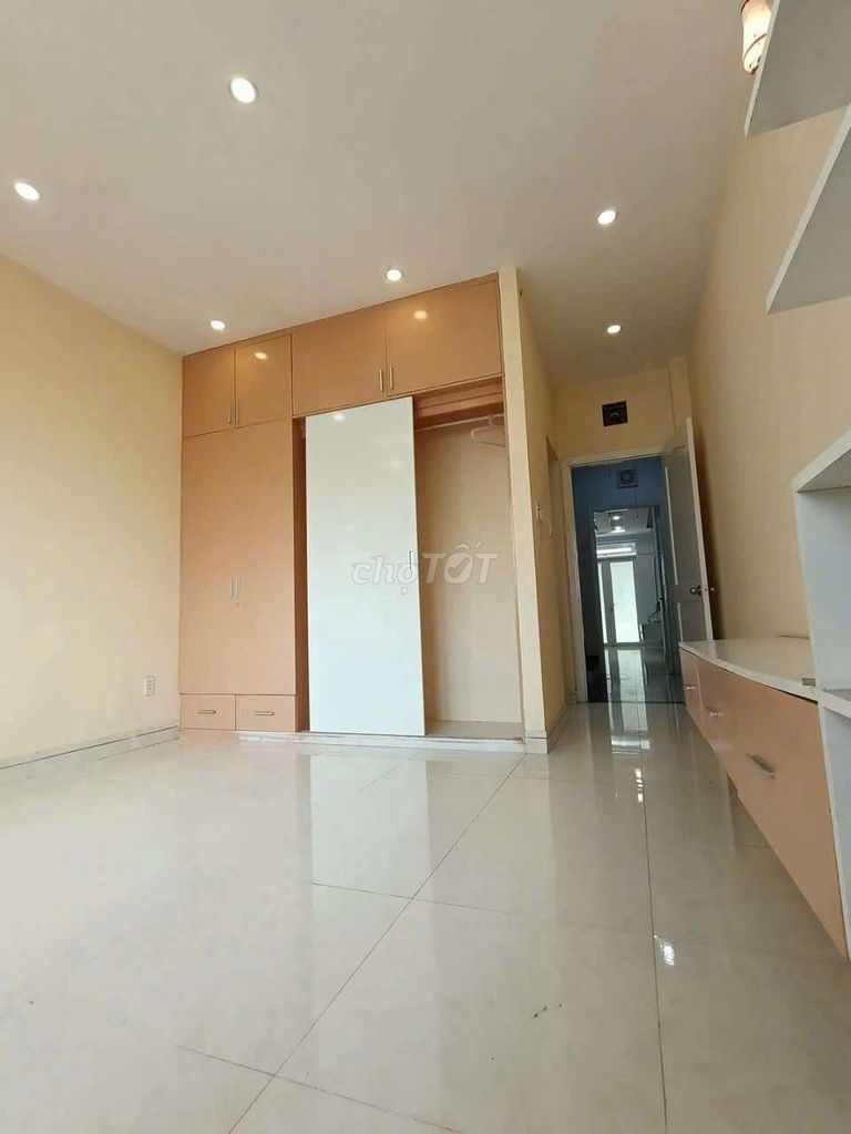 Nice four-story-five bedroom, six toilets-- no service apartment-- 18 million.