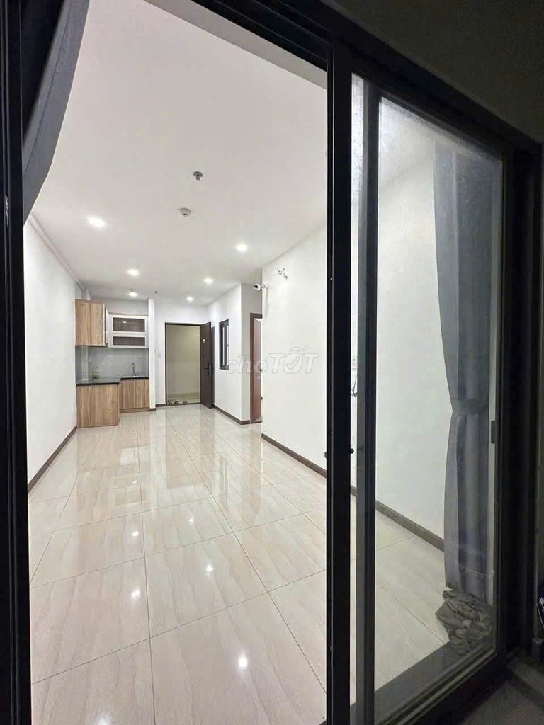 Pedle High School building. District 12. 59 meters two bedrooms. ntcb. Eight million.