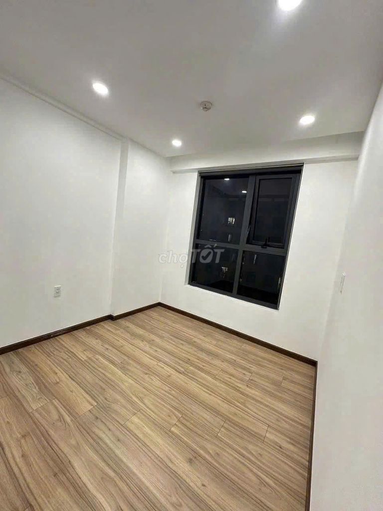 Pedle High School building. District 12. 59 meters two bedrooms. ntcb. Eight million.