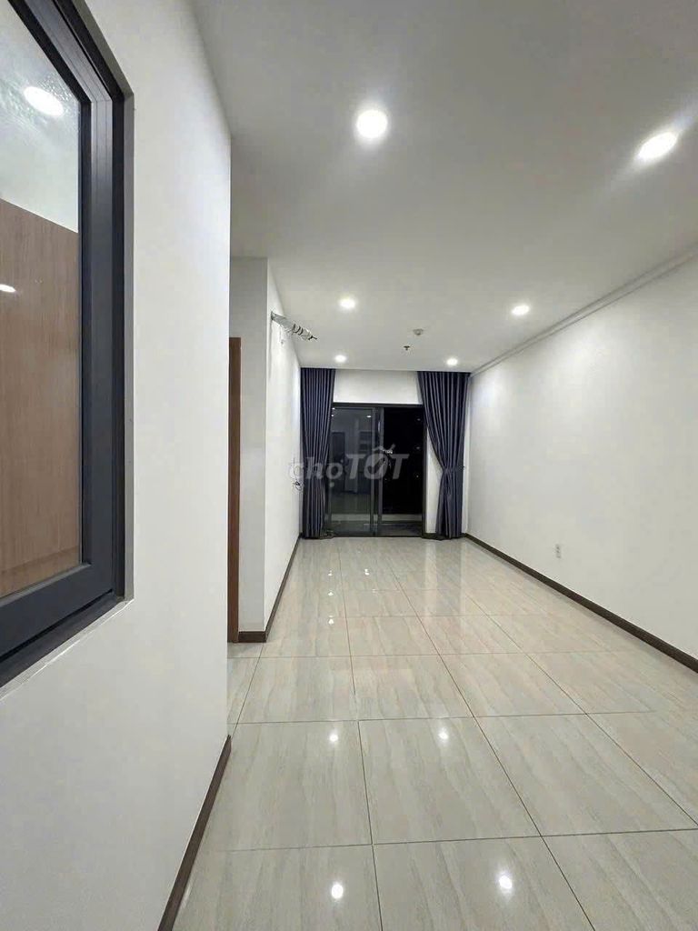 Pedle High School building. District 12. 59 meters two bedrooms. ntcb. Eight million.