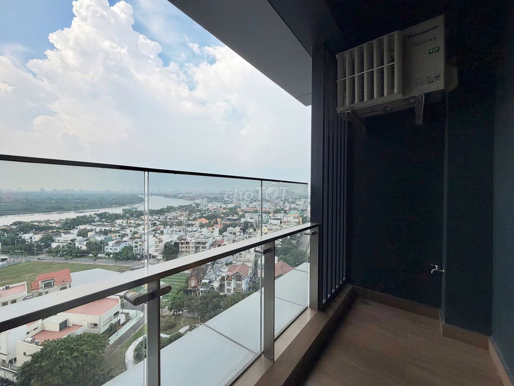 The apartment is three Lumière Riverside, 96 meters, 42 million a month.