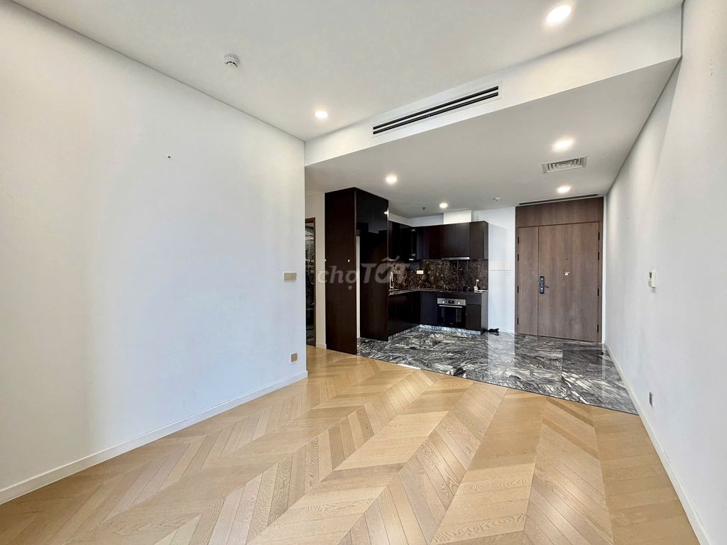 The apartment is three Lumière Riverside, 96 meters, 42 million a month.