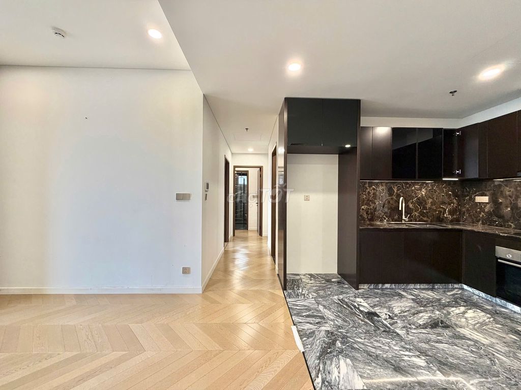 The apartment is three Lumière Riverside, 96 meters, 42 million a month.