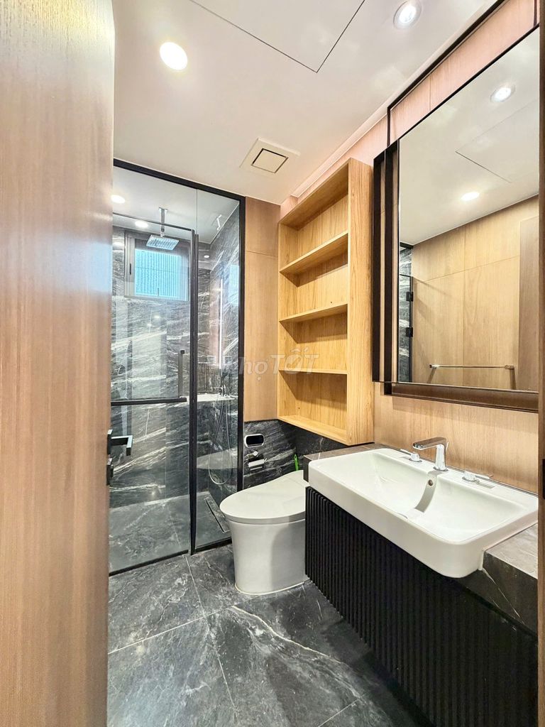 The apartment is three Lumière Riverside, 96 meters, 42 million a month.