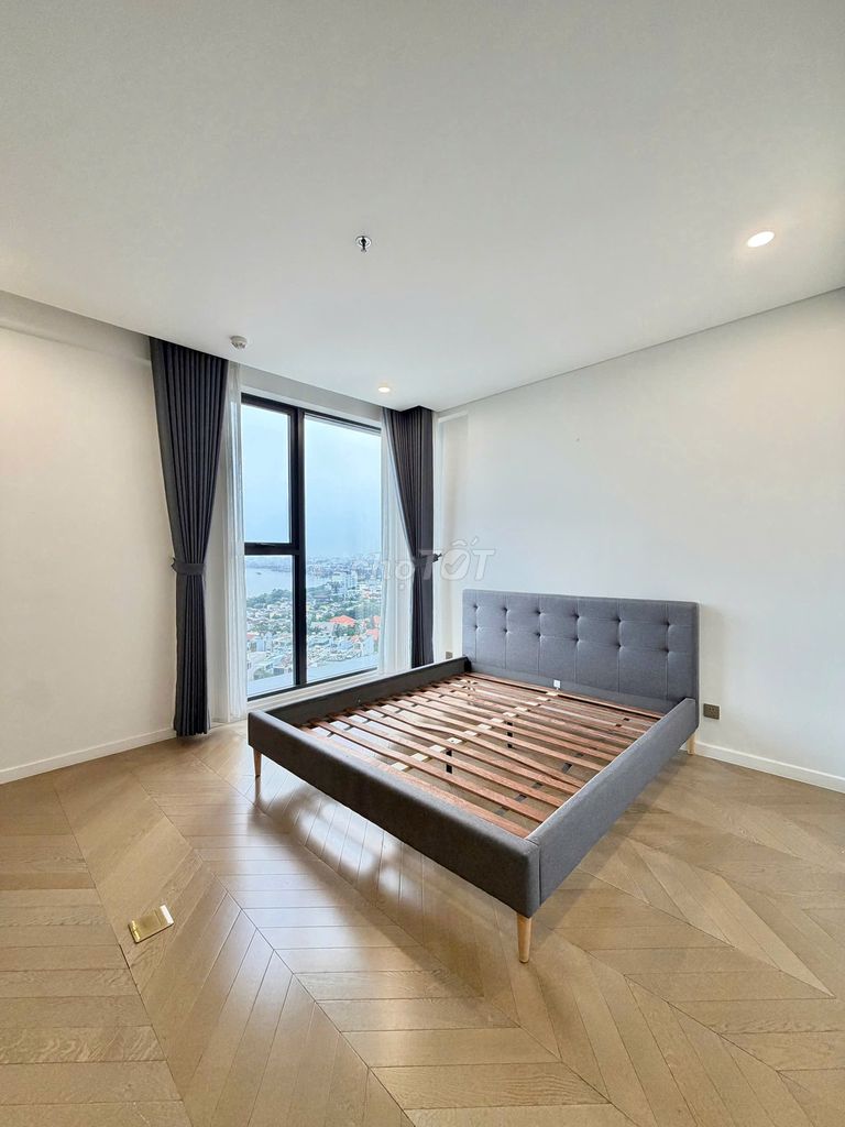 The apartment is three Lumière Riverside, 96 meters, 42 million a month.