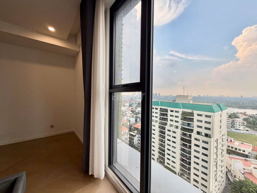 The apartment is three Lumière Riverside, 96 meters, 42 million a month.