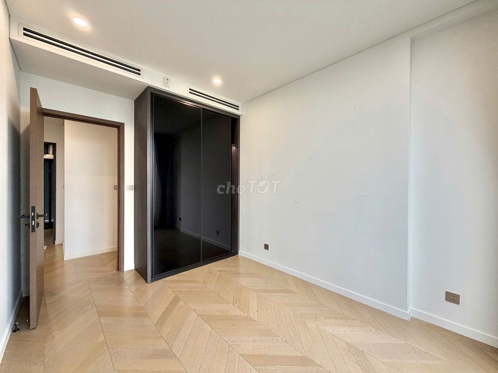 The apartment is three Lumière Riverside, 96 meters, 42 million a month.