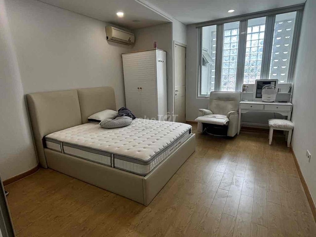 Rent room at New America Market.
