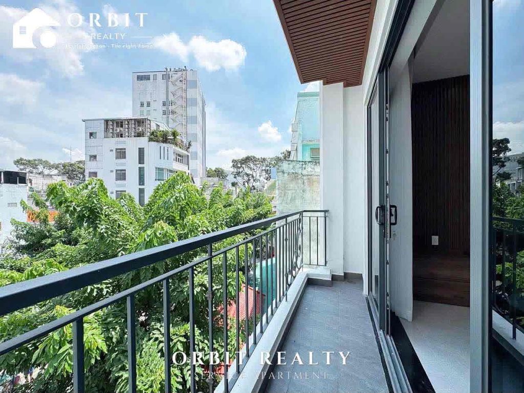 Supercreate. A kitchen room with a republican balcony -- near T3 T station.