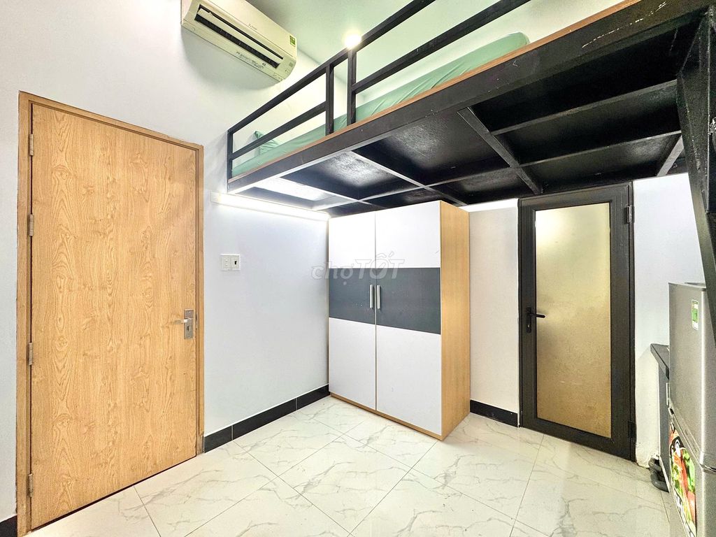 The high-end attic is the Phan Xích Long.