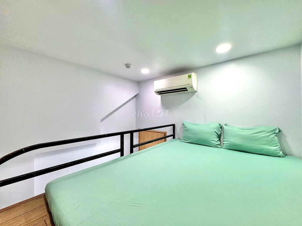 The high-end attic is the Phan Xích Long.