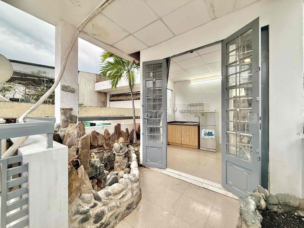 The motel is in the market. One bedroom is 35 meters. Two balconys.