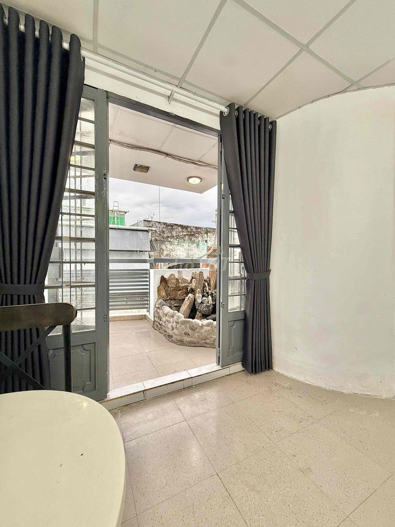The motel is in the market. One bedroom is 35 meters. Two balconys.