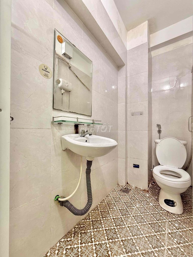 The motel is in the market. One bedroom is 35 meters. Two balconys.