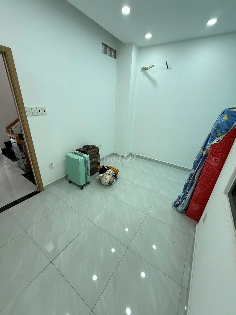 We'll rent two rooms on the same floor. Six million.