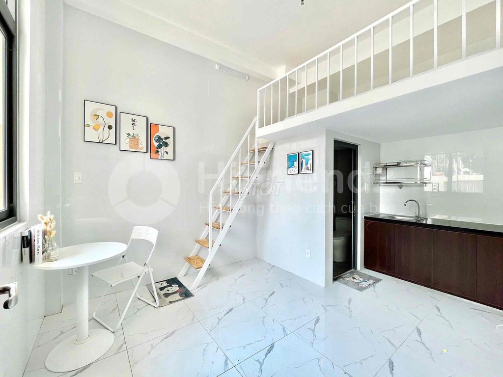 This is a super white tone - the new garage, near Bến Xe Quận 8.
