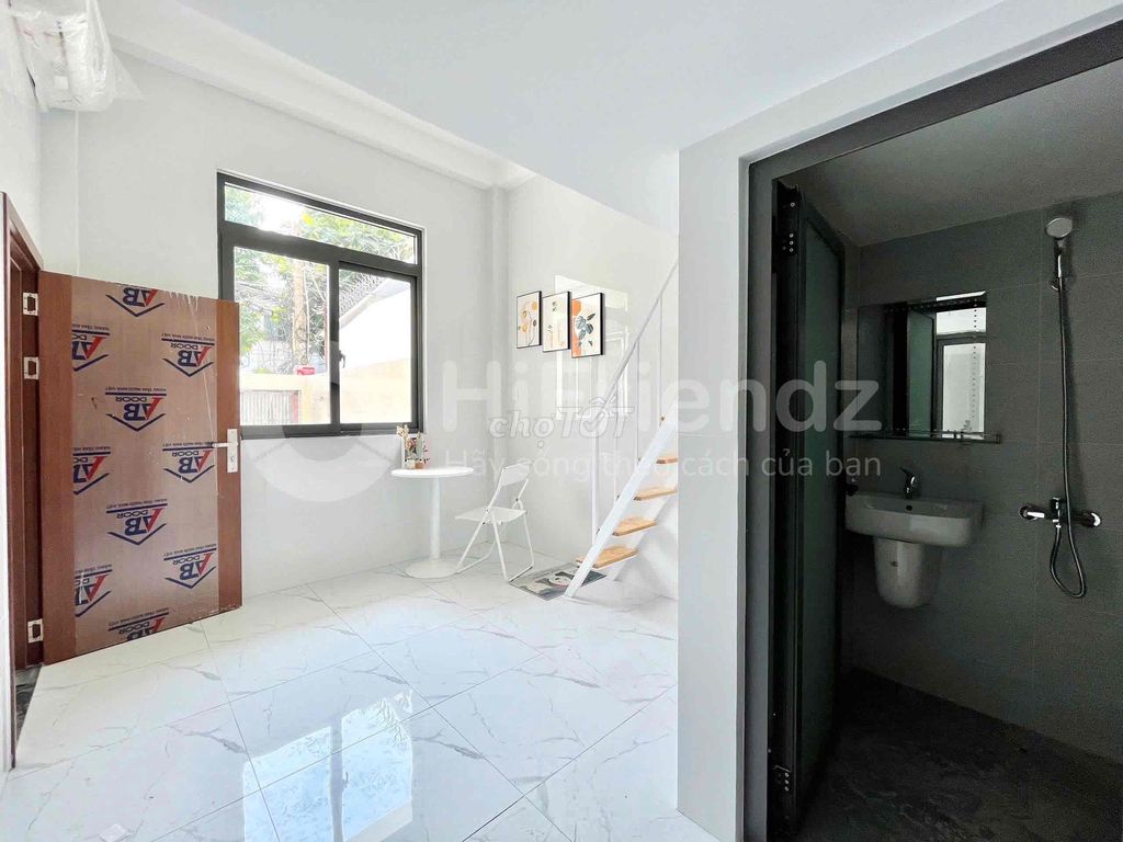 This is a super white tone - the new garage, near Bến Xe Quận 8.