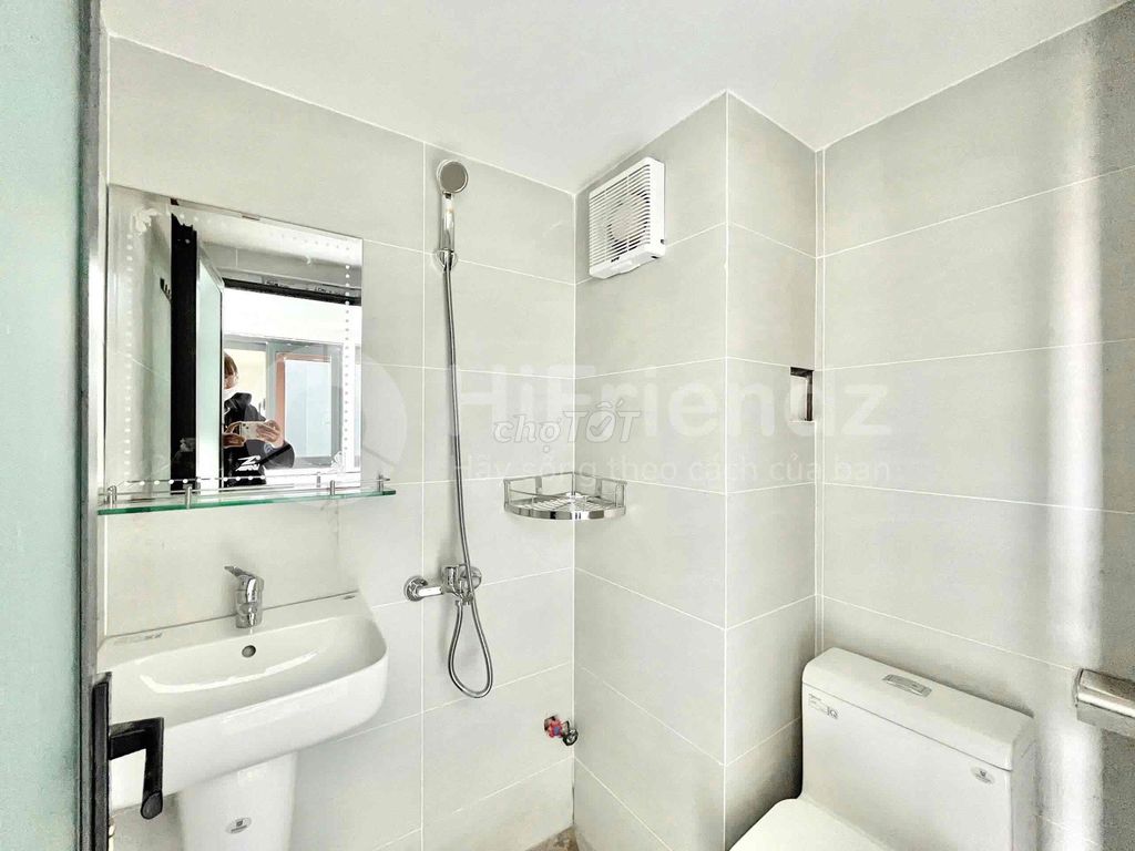 This is a super white tone - the new garage, near Bến Xe Quận 8.